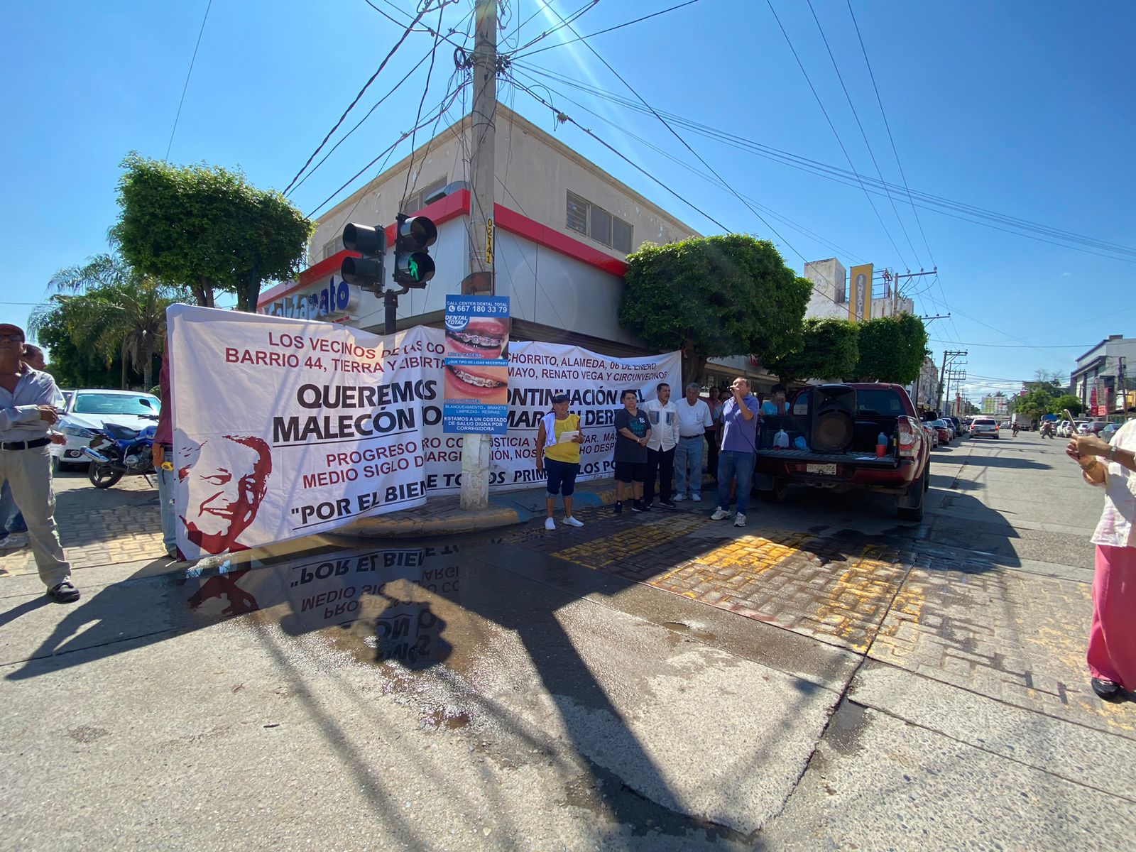 Colones de Guasave manifestándose por obra