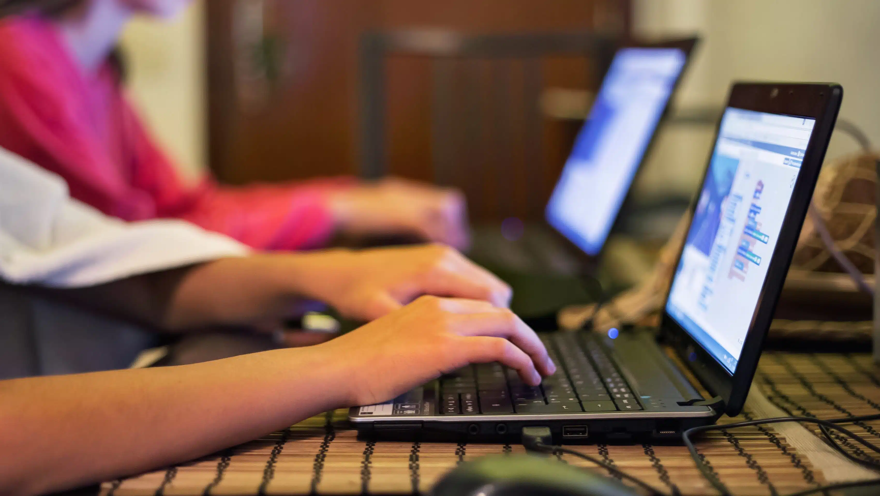 Estudiantes usando computadoras