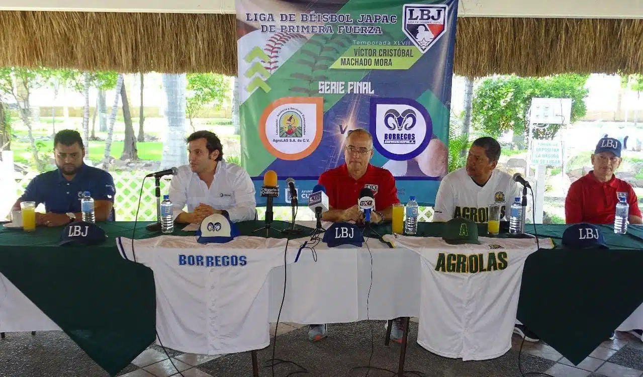 Arnold León y Carlos Urías acompañados del gerente de Japac, Roberto Zazueta Tapia, y el presidente de la liga, Jesús Scopelitis en rueda de prensa