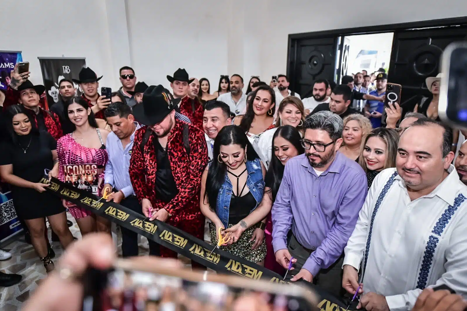 Corte de listón inaugural de la convención internacional de Empresarios del Entretenimiento.