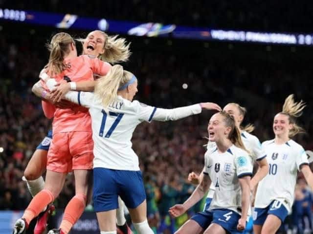Mujeres futbolistas abrazadas festejando