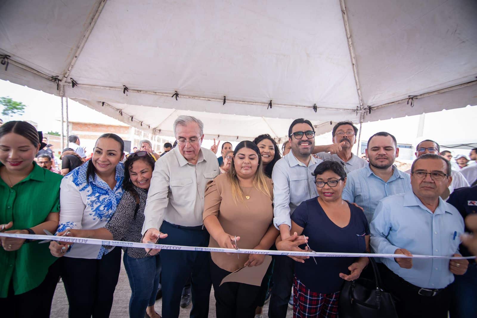 Corte del listón de entrega de pavimentación en dos colonias de Culiacán