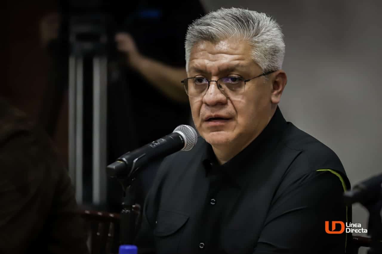 Una persona con lentes y un micrófono