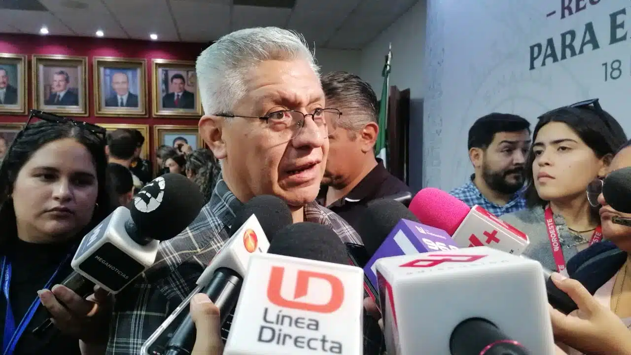 Cristóbal Castañeda Camarillo hablanco con la prensa de Sinaloa