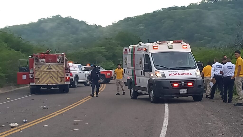 Cruz Roja, Bomberos y Policía Municipal en accidente sobre carretera Imala en Culiacán
