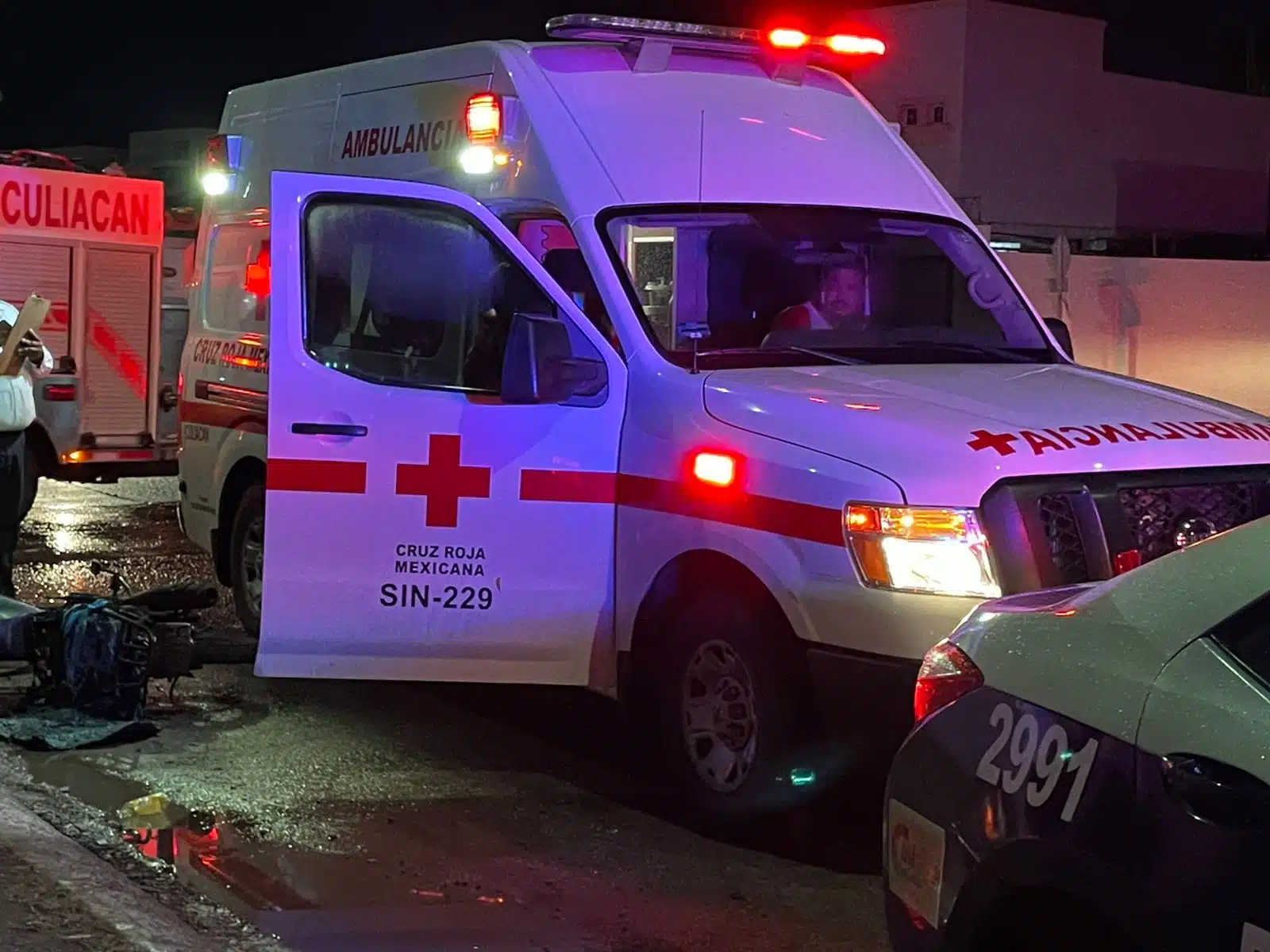 Camioneta de la Cruz Roja con los focos encendidos y la puerta abierta
