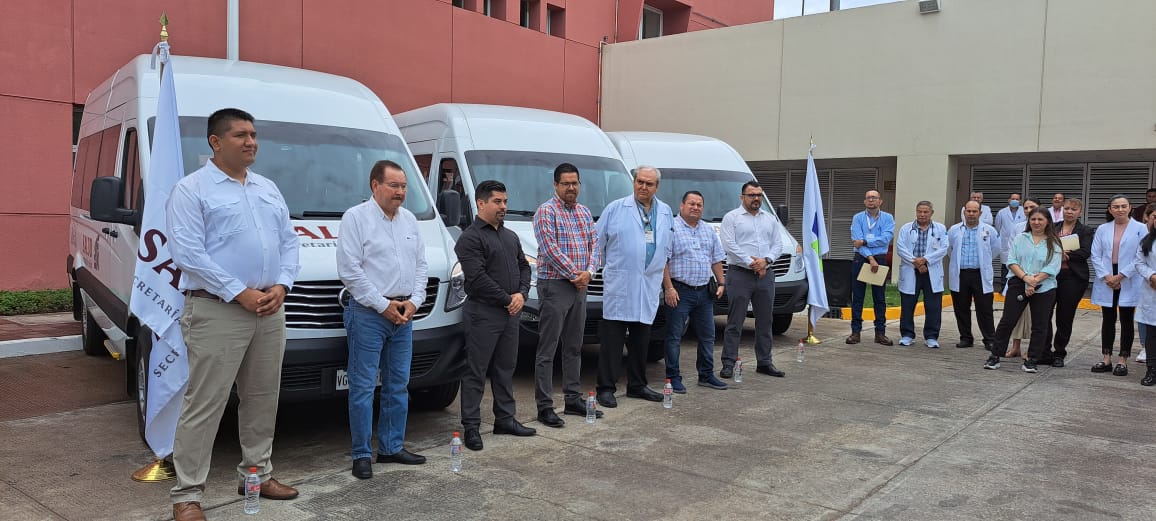 Personas paradas y atrás de ellas 3 camionetas