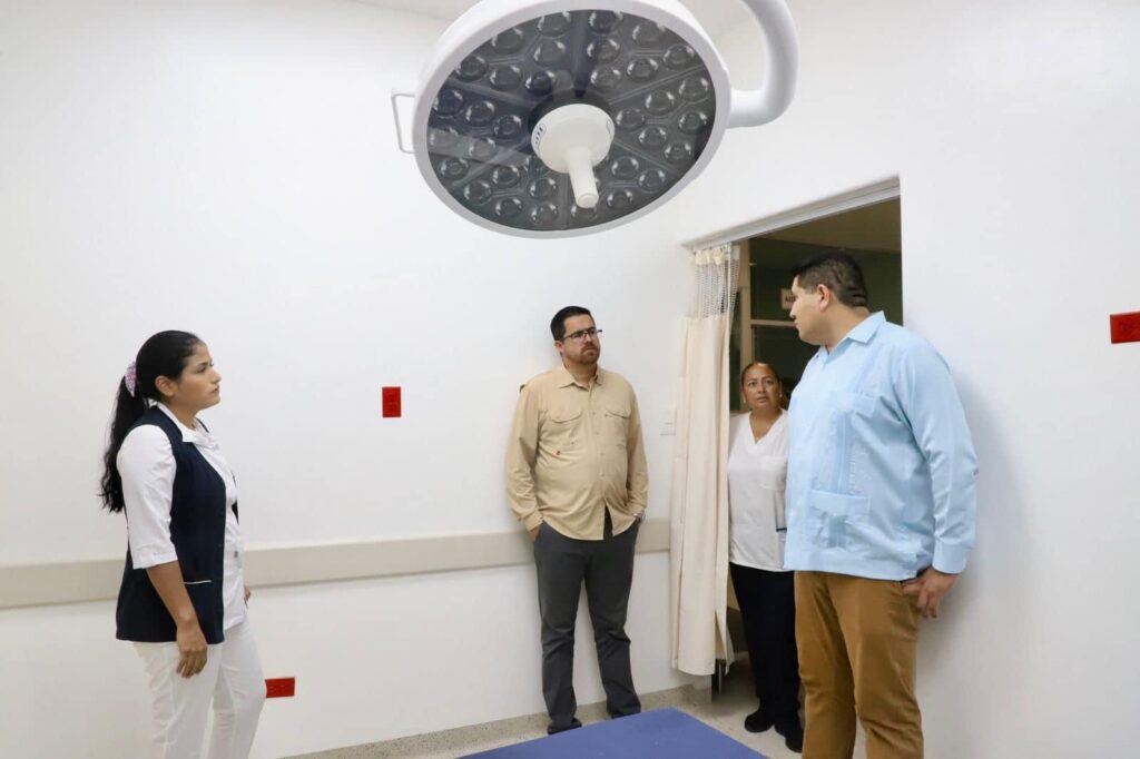 Cuitláhuac González visitando al Hospital General de El Carrizo