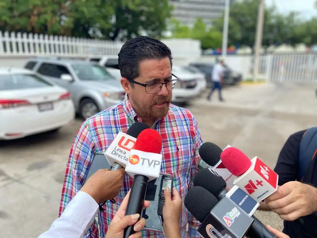 Cuitláhuac González Galindo hablando con la prensa de Sinaloa