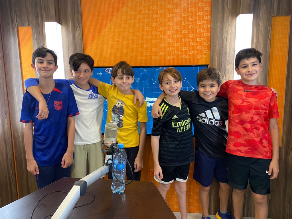 6 niños en un estudio de radio