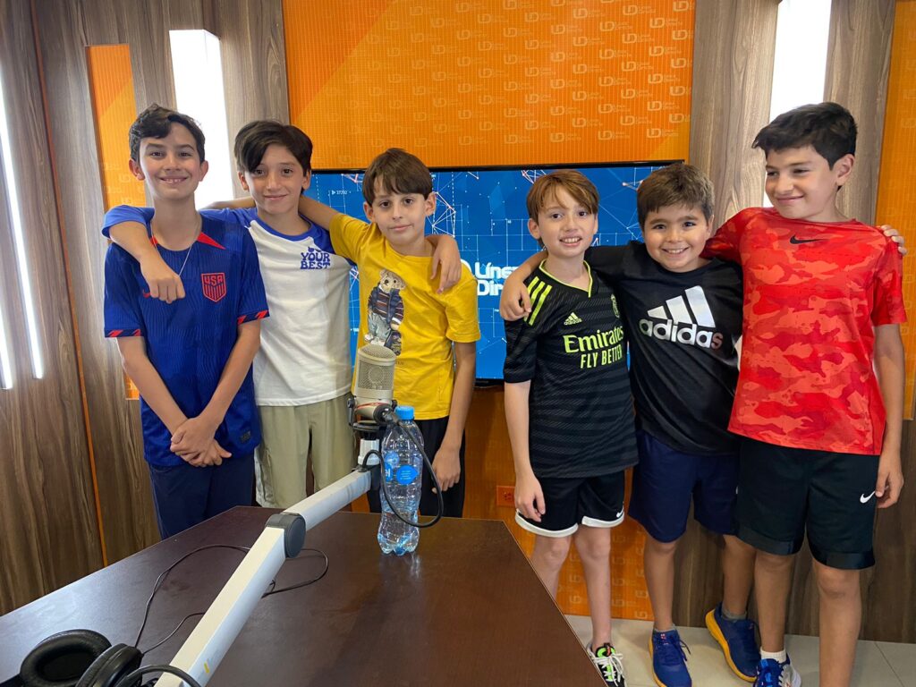 6 niños en un estudio de radio