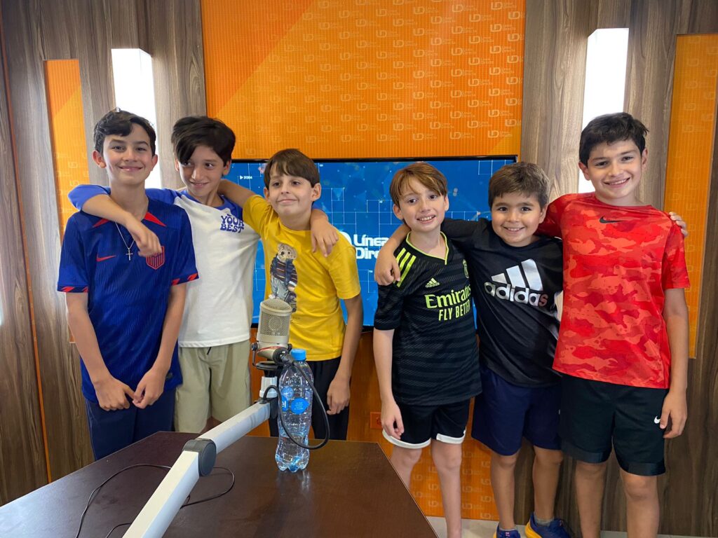 6 niños en un estudio de radio