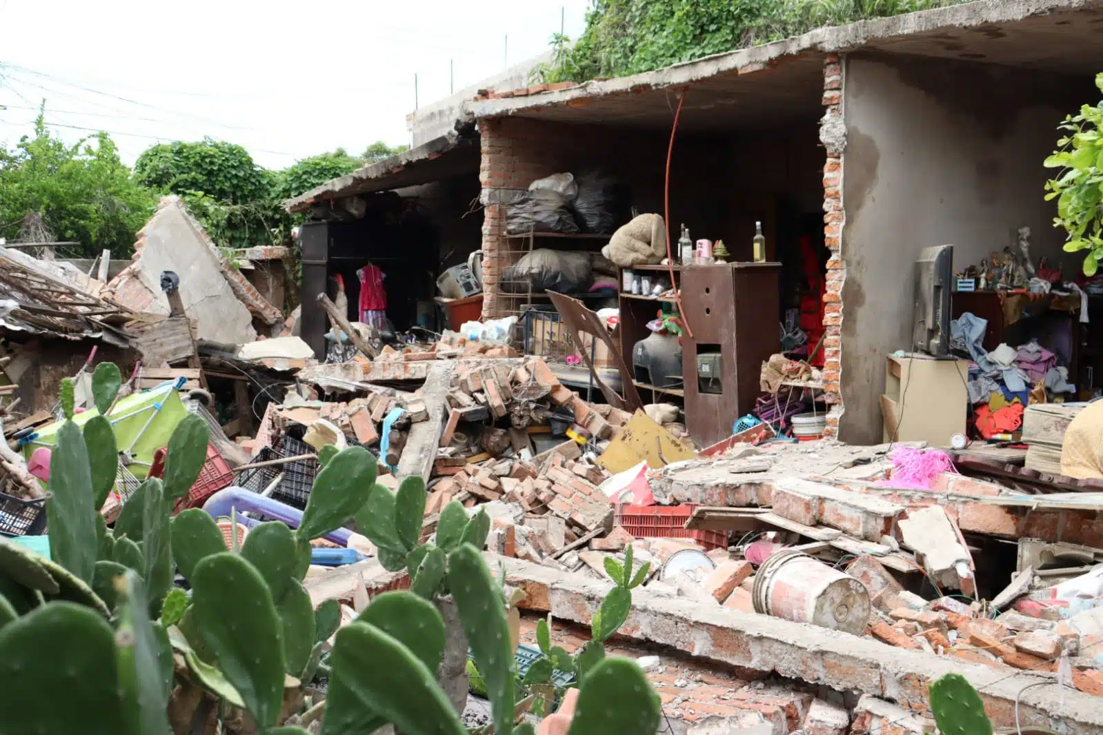 Daños en casa afectada tras explosión en Villas del Sol Mazatlán