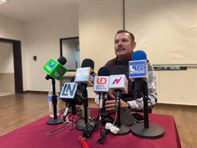 Daving Iturrios Corrales en conferencia de prensa