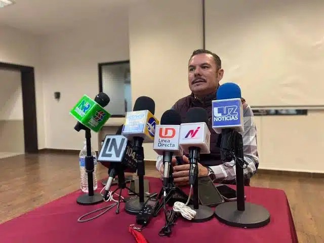 Daving Iturrios Corrales en conferencia de prensa