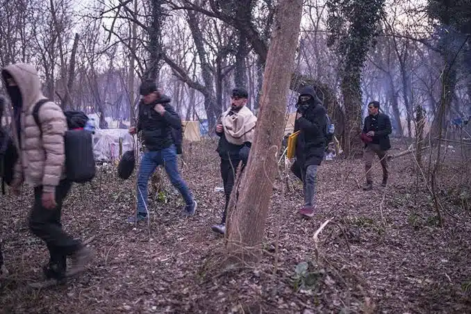 Denuncian formación de milicias para cazar migrantes en Grecia tras incendios forestales