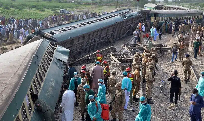 Descarrila tren en Pakistán y deja 28 muertos