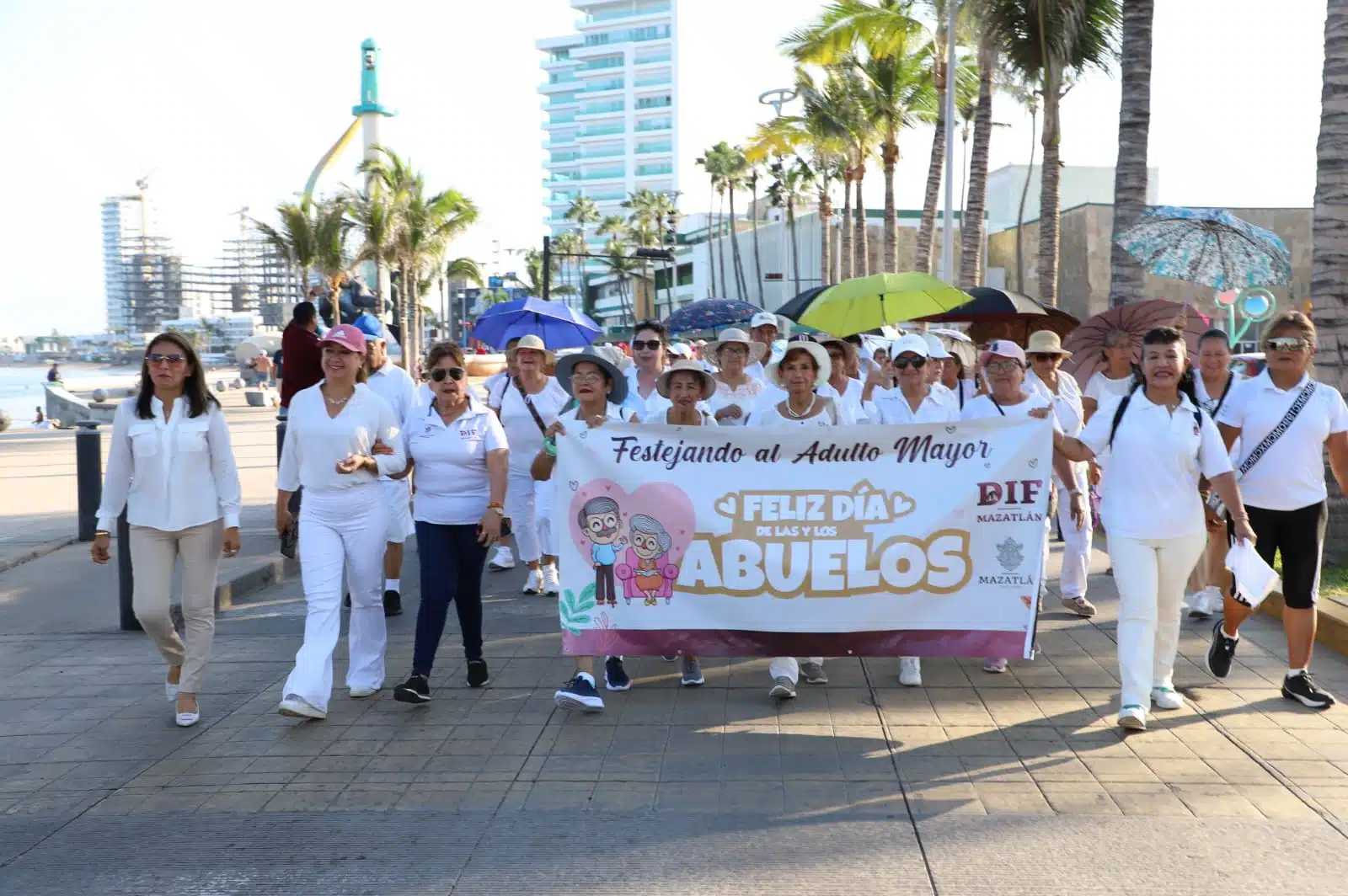 Se realizó la caminata “Festejando al Adulto Mayor”, en Mazatlán.