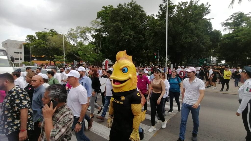 Personas caminando por la calle