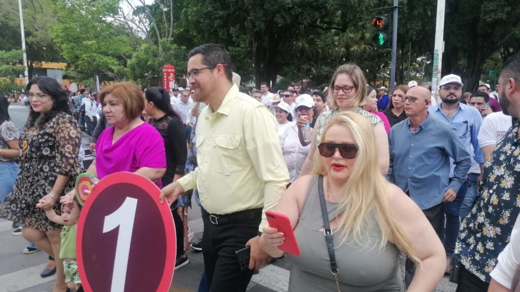 Personas caminando por la calle