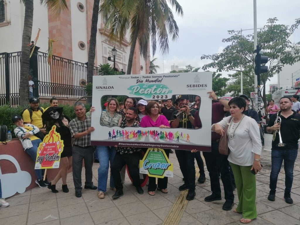 Personas paradas con una recuadro para tomarse foto