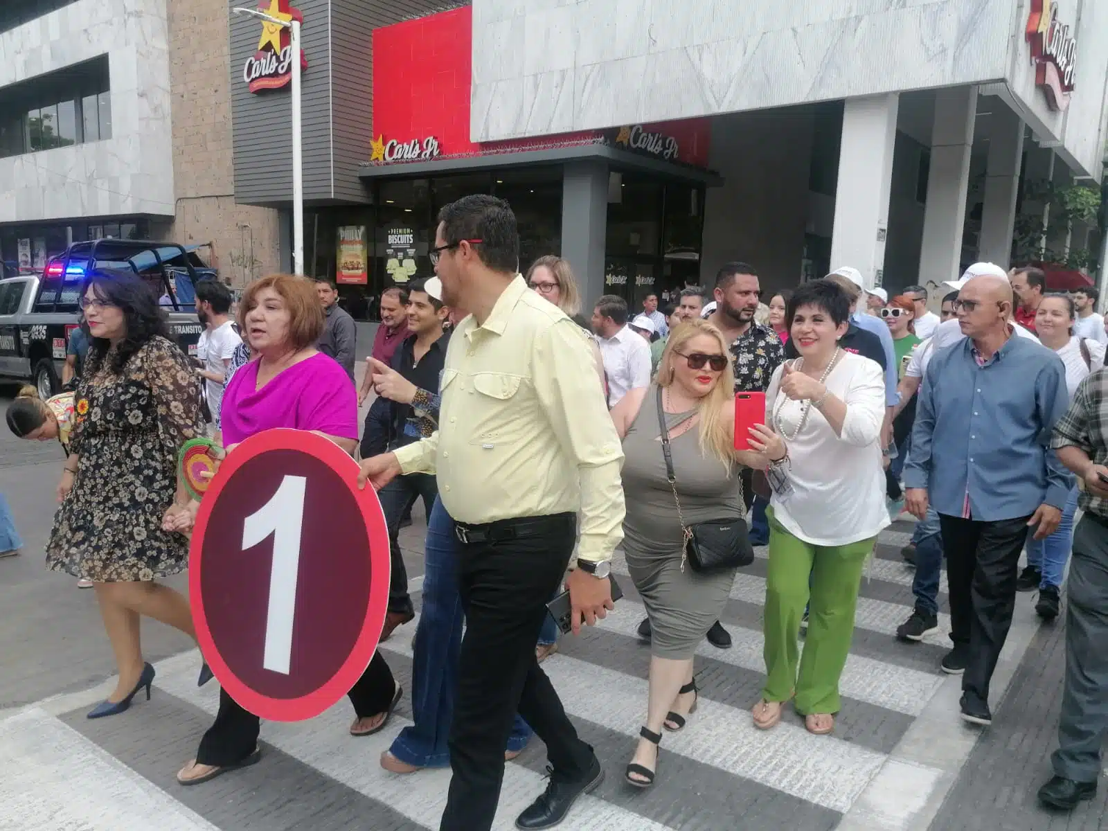 Personas caminando por la calle