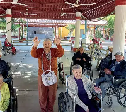 Acianos felices en albergue