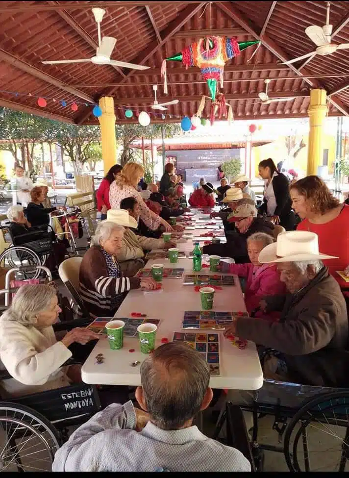 Ancianos realizando una actividad 