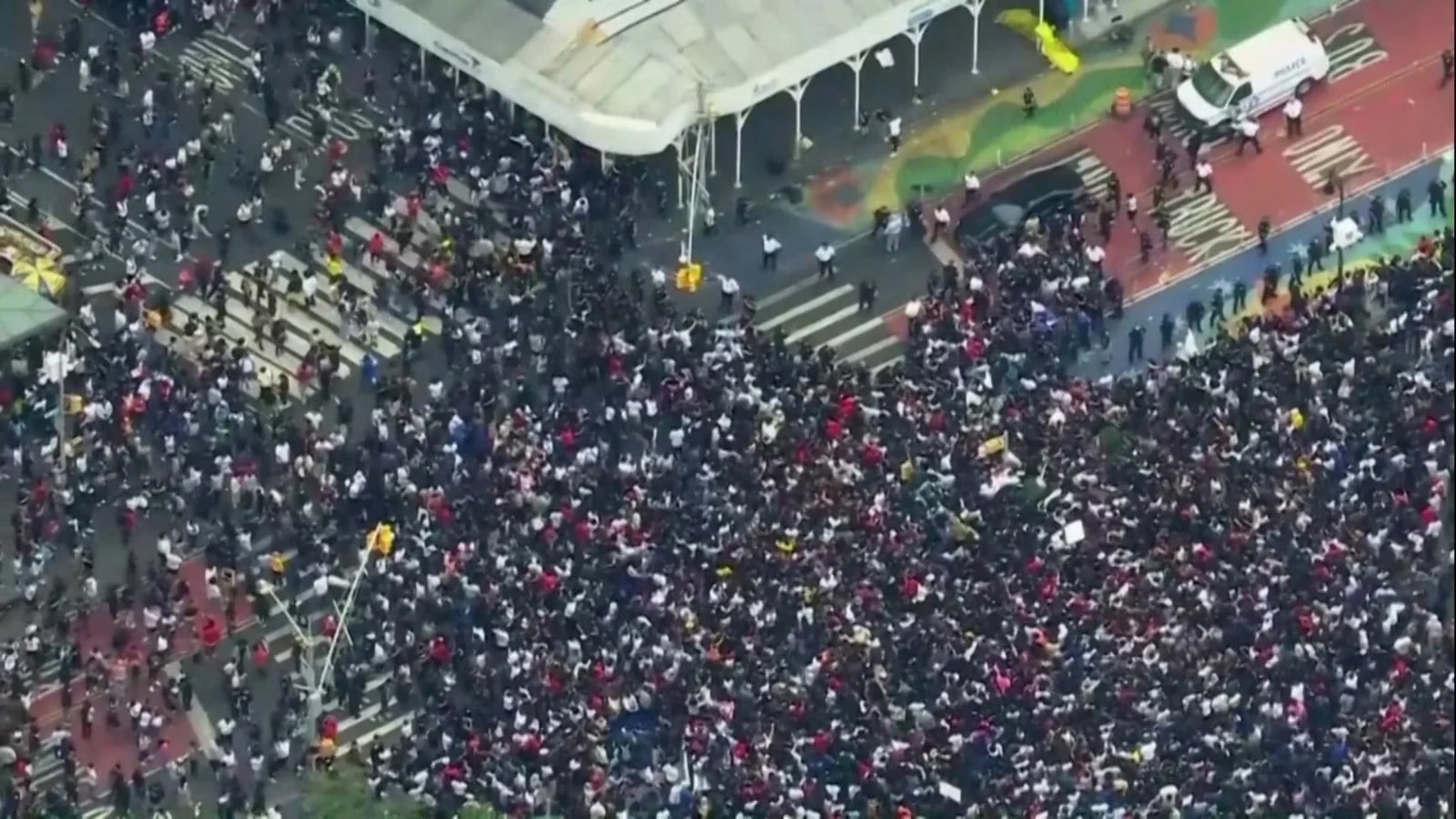 Streamer desata caos en NY tras congregar a personas para regalarles una PlayStation