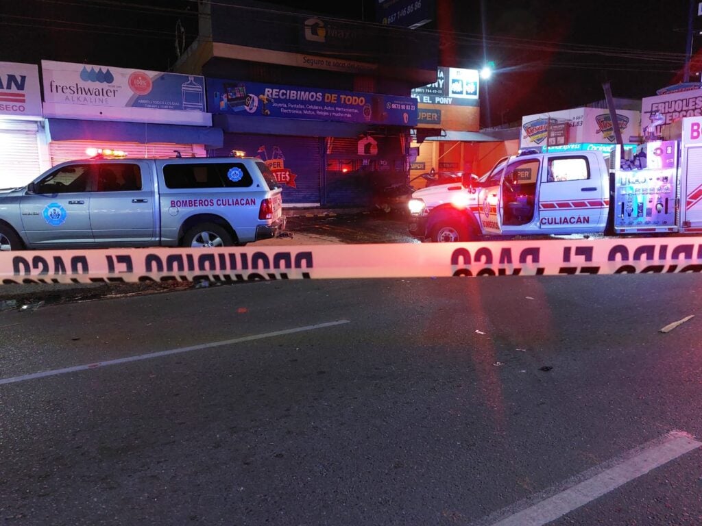 Dos unidades de Bomberos en un lugar de accidente donde una camioneta se calcinó