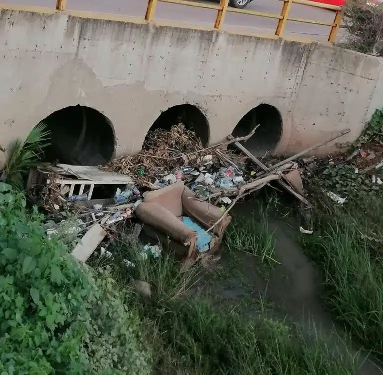 Un canal con basura