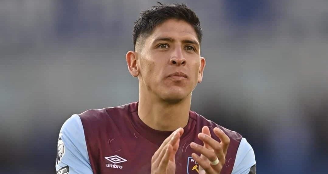 Inglaterra.- El mediocampista mexicano Edson Álvarez lució en plan grande en apenas su primera titularidad con el West Ham United, siendo una pieza clave en la victoria de su equipo por marcador de 3-1 ante el Brighton. El seleccionado nacional mostró su mejor nivel y comienza a ganarse la confianza de su nueva afición. El pivote oriundo de Tlanepantla enamoró a toda la afición de los guindas con su actuación, llevándose hasta las palmas de la afición rival después de una sensacional jugada. Corrían los minutos finales de la primera mitad cuando Edson interceptó un pase dentro de su área, inmediatamente fue presionado por dos rivales, pero con recortes precisos el mexicano salió sin peligro de la situación y jugando con su lateral sin mayor problema. https://twitter.com/cm05_mario/status/1695510126965260631?s=20 “Que gran debut”. “Bien hecho Álvarez”. “El machín con un buen debut”. “Para nada le costó tomar el ritmo de Premier League”, son algunos comentarios de sus aficionados. Finalmente, Edson salió de cambio gracias al cansancio y una molestia por calambre, dejando el terreno de juego al minuto 85 y ganándose los aplausos de los seguidores del West Ham que hicieron presencia en el Falmer Stadium. https://twitter.com/WestHam/status/1695467857587396889?s=20 Con esta victoria de 3-1, West Ham United y el mexicano se colocan de manera momentánea como líderes de Premier League, sumando un total de 7 unidades después de tres partidos, obteniendo dos victorias y un empate para poder liderar la tabla general por encima de Arsenal, Tottenham y Manchester City.