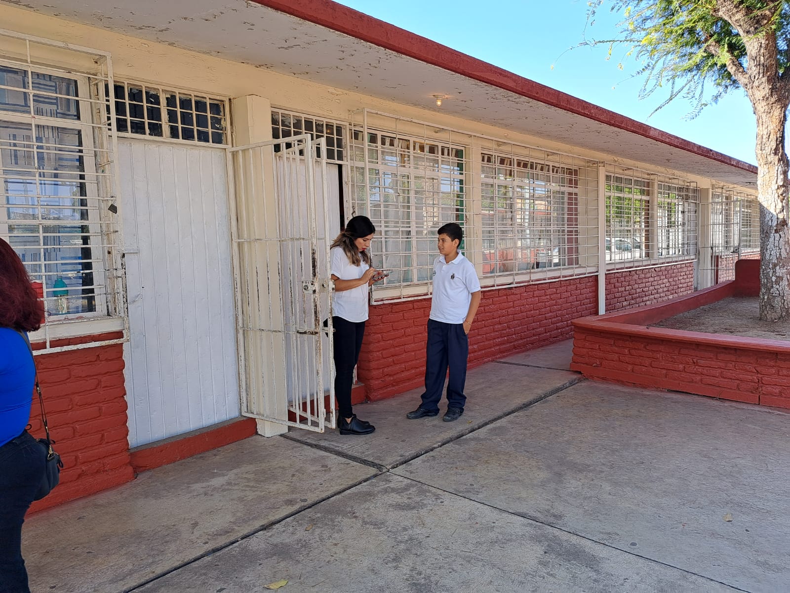 Maestra con alumno en primaria