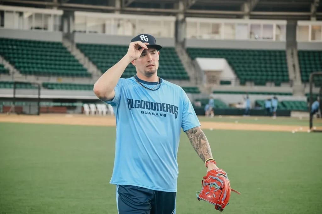 El lanzador Brandon Koch entrenando en el campo de beisbol