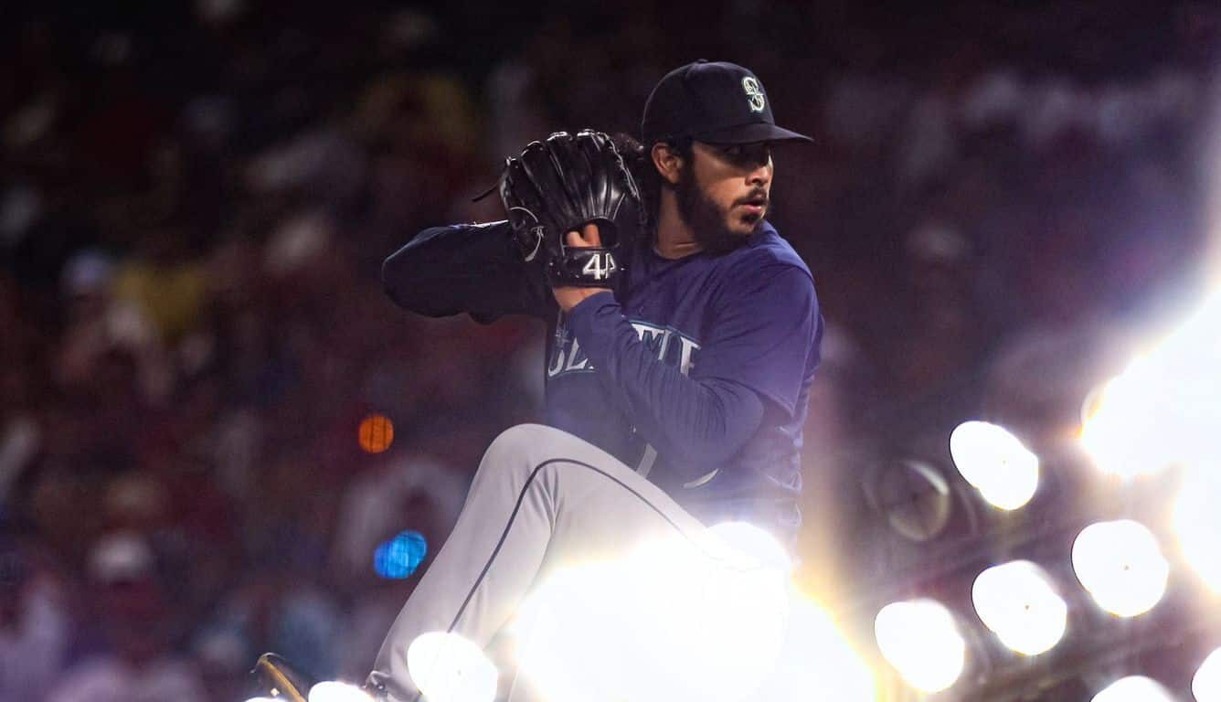 El lanzador sinaloense Andrés Muñoz en la novena entrada contra los Angels