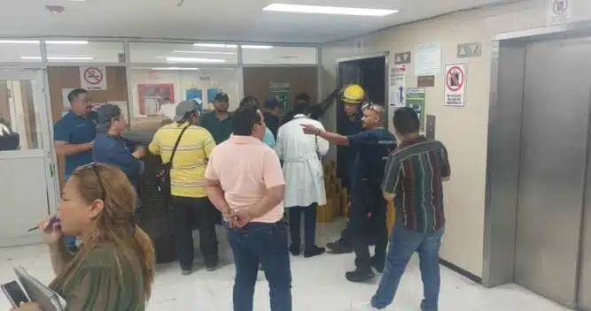 Rescatan a pacientes atrapados en elevador del IMSS Coahuila