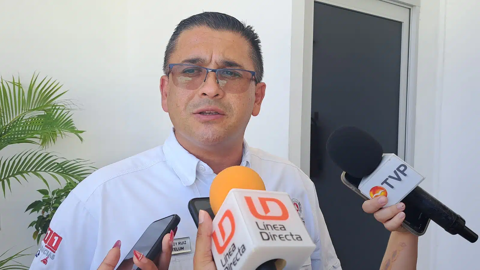 Eloy Ruíz Gastélum, coordinador de Protección Civil en Mazatlán hablando con la prensa de Sinaloa