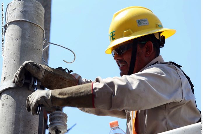 Trabajador de CFE en poste de luz