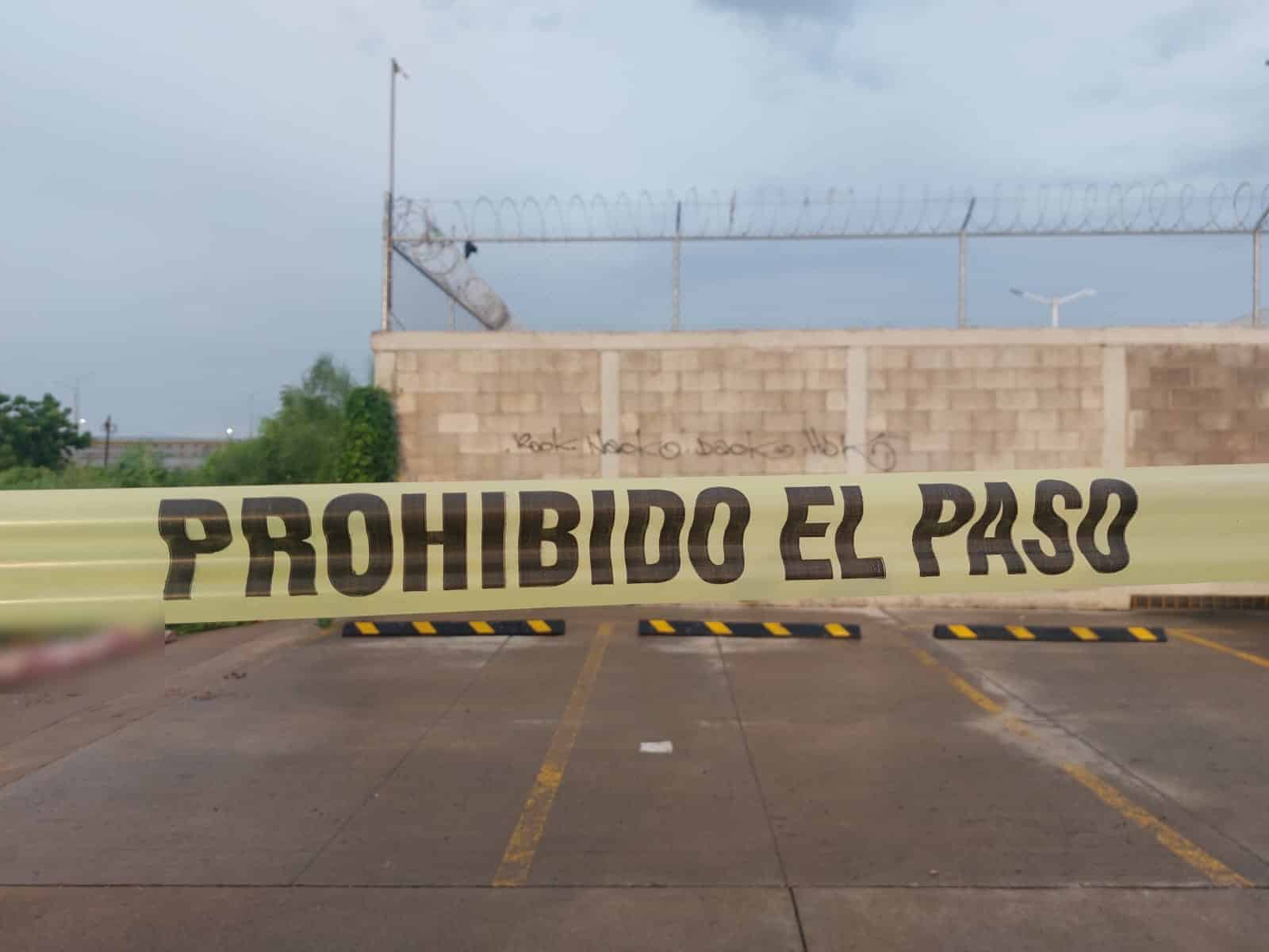 Cinta amarilla delimitando el área de un crimen