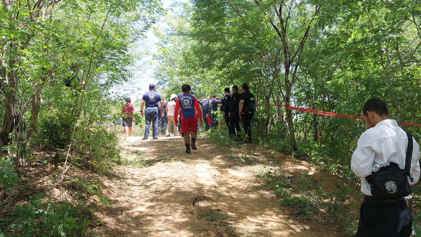Autoridades en área donde se encontró cuerpo
