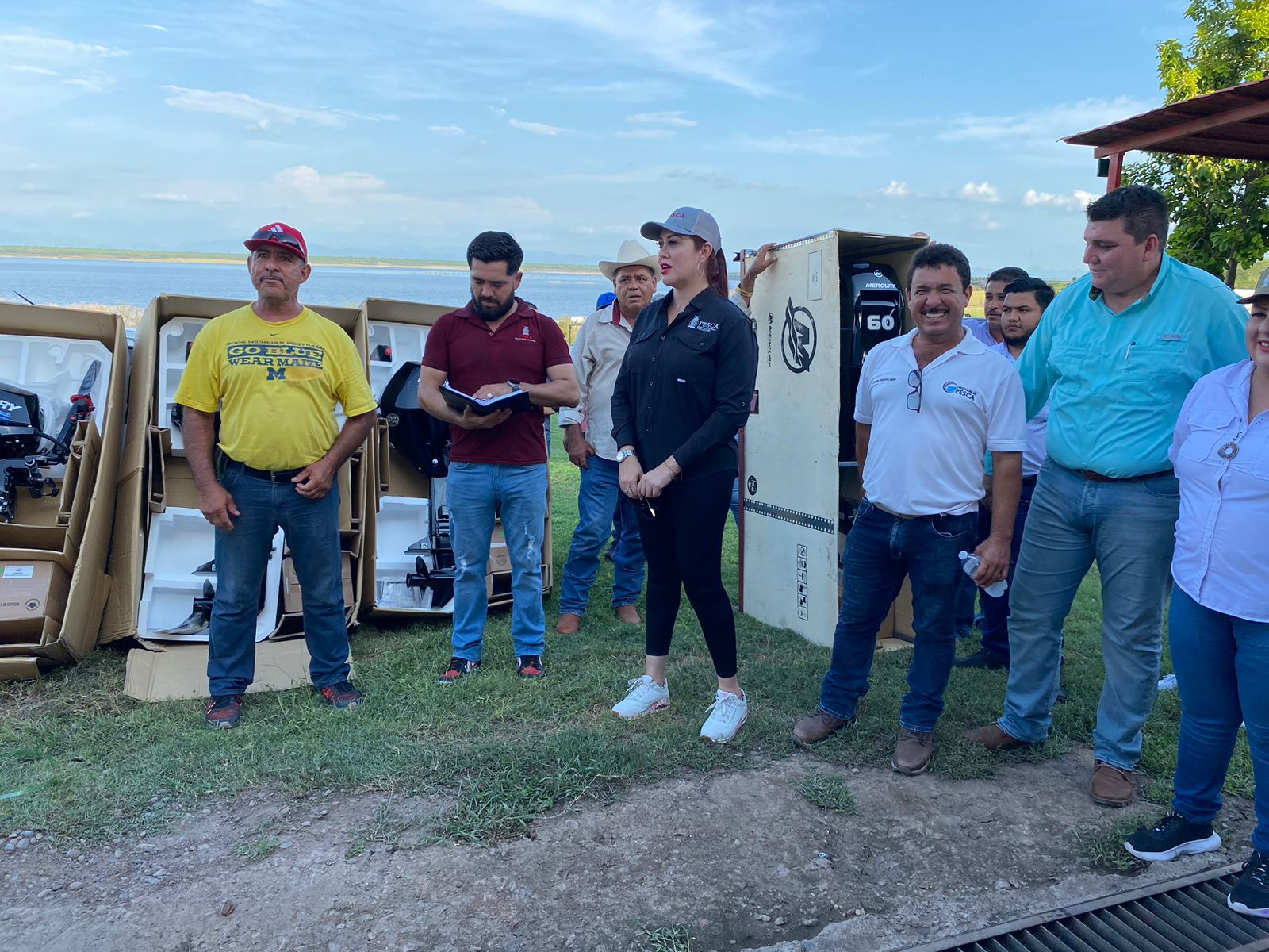 Entregaron 15 motores marinos a pescadores de las cooperativas pesqueras de la presa Josefa Ortiz de Domínguez.