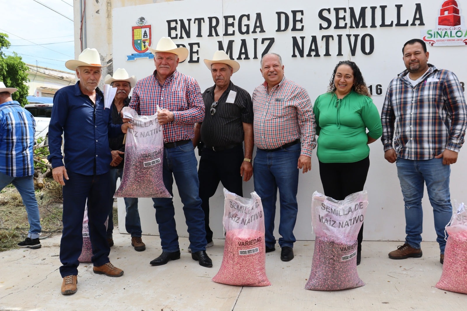 Sergio Miguel Llanes haciendo entrega de semillas