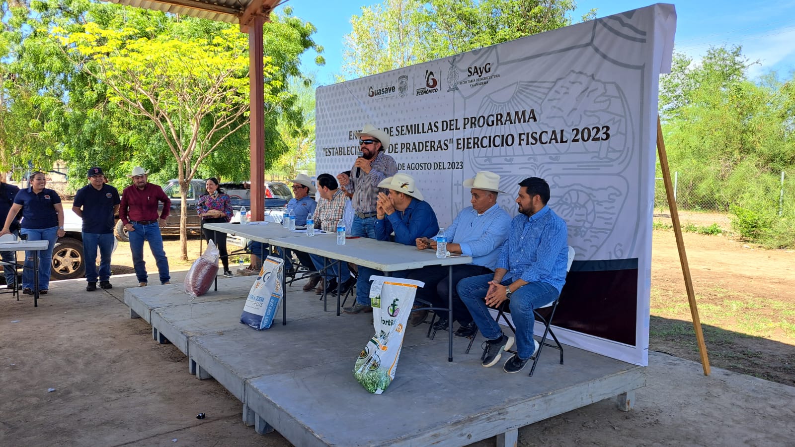 Entrega de semillas del programa establecimiento de praderas 2023 en Guasave