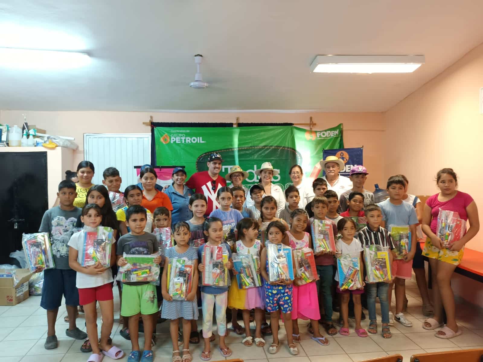 Entrega de útiles escolares a niños de Villa Unión