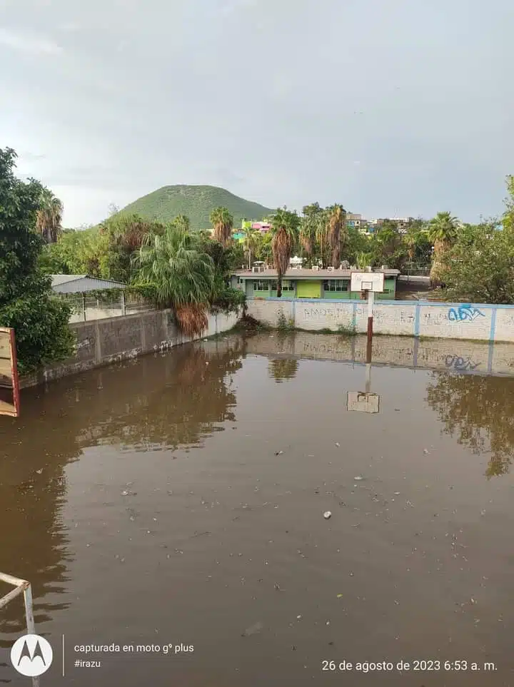 Escuela de Topolobampo inundada tras lluvias