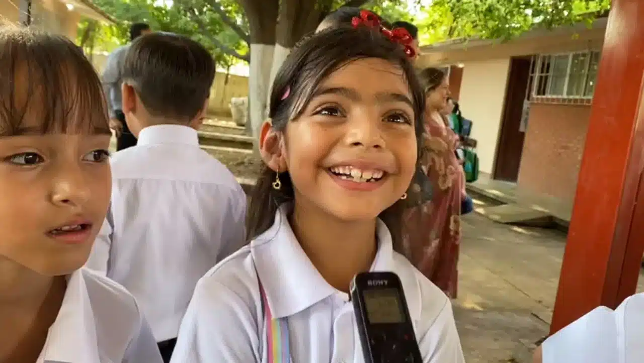 Layla alumna de primaria de Guasave sonriendo