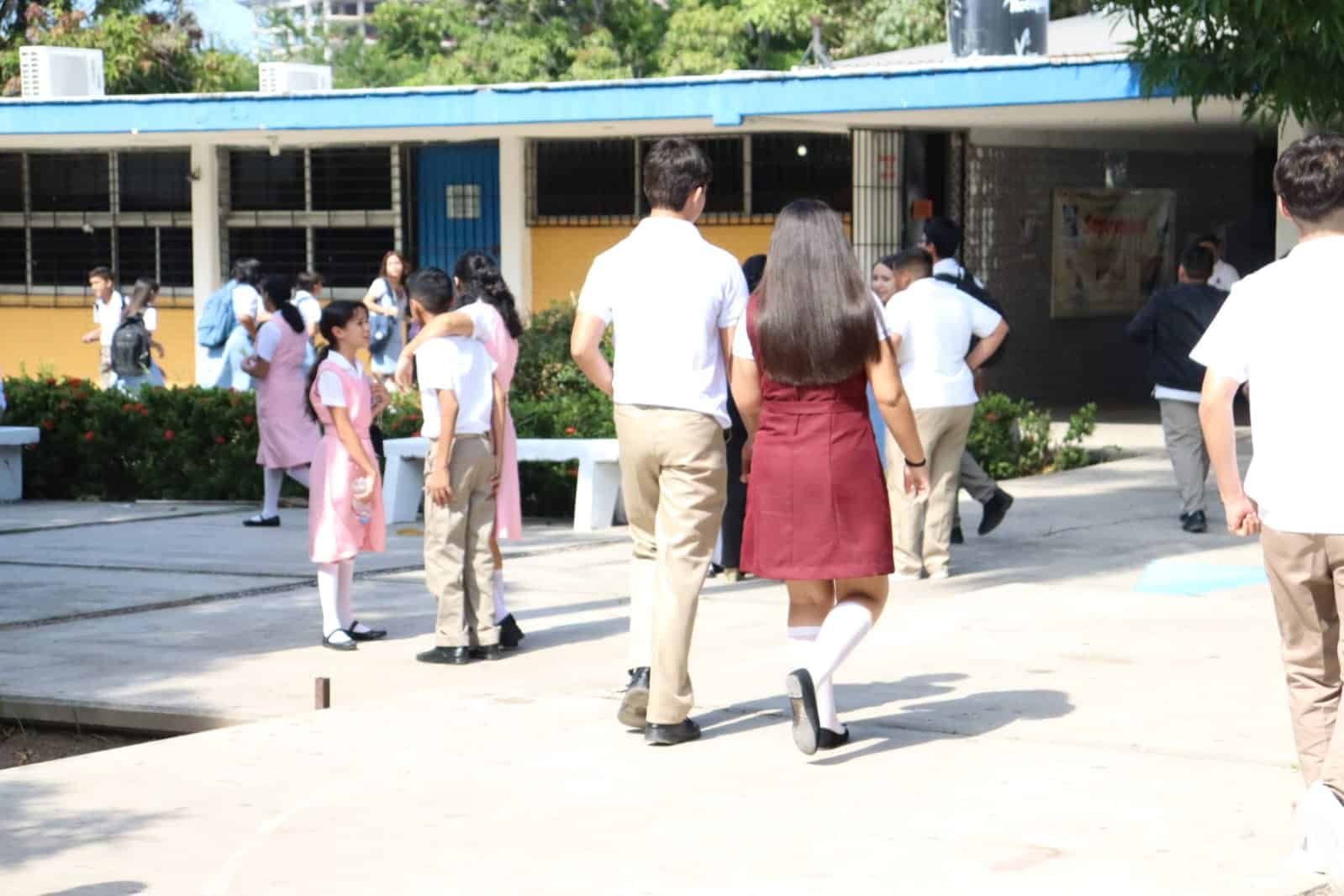 Estudiantes de secundaria caminando