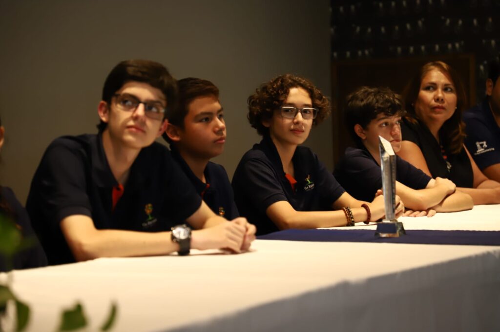 Estudiantes del colegio Via Reggio de Culiacán con trofeo WRC 2023