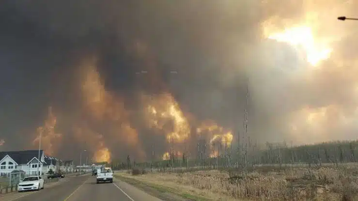Evacúan a más de 20 mil personas tras incendios forestales al norte de Canadá