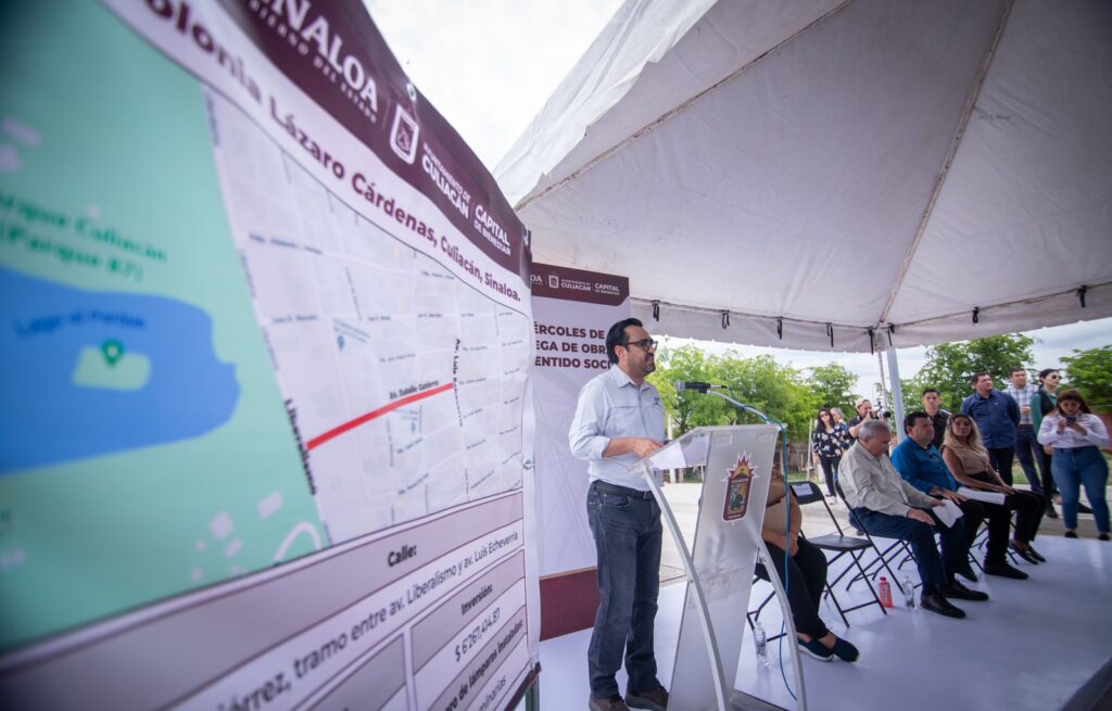 Alcalde de Culiacán durante el Evento de entrega de pavimentación en la colonia Lázaro Cárdenas en Culiacán